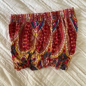 Size Small Billabong Patterned cloth shorts!